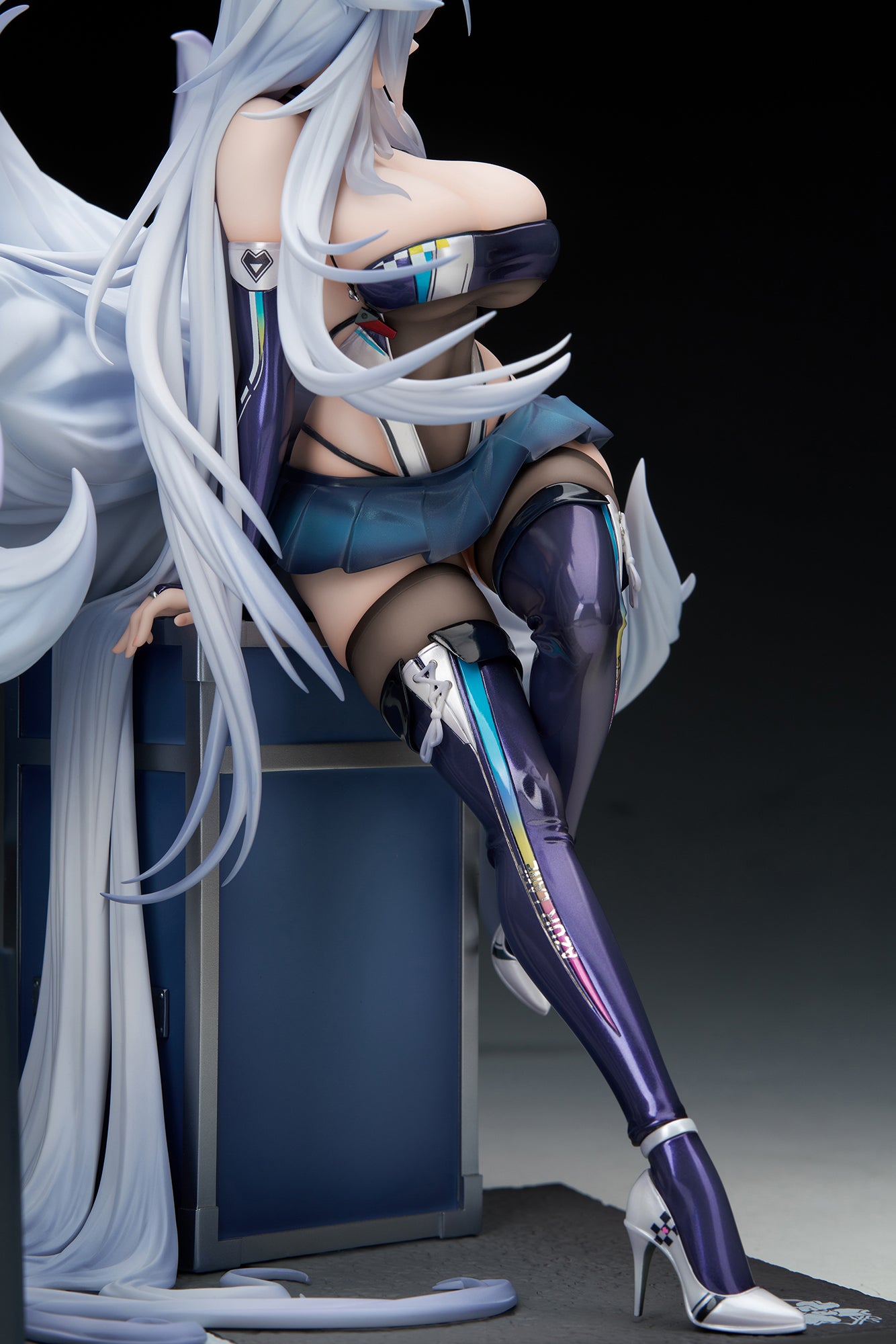 - Azur Lane - Shinano Moonlit Chrome Ver. Special Edition with LED Acrylic Display Case - Image 3